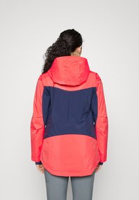 Färgblockerad vattentät jacka med en korallfärgad överdel och navyfärgad nederdel, utrustad med huva och elastiska ärmslut. Slät, lättviktig tyg.