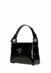 Sac à main en cuir verni noir avec poignée supérieure, emblème d'abeille argenté sur le rabat frontal, et accents en métal argenté sur les côtés.