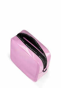 Roze glanzende cosmeticatas met een rechthoekige vorm, voorzien van een zwarte rits en een merktape. Soepele textuur, minimalistisch design en gestroomlijnde randen.