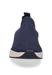 Granatowe sneakersy slip-on z teksturowanym dzianinowym wierzchem, białą gumową podeszwą i pętelką na pięcie ułatwiającą zakładanie.