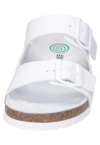 Witte sandaal met verstelbare dubbele gespbanden, kurken voetbed en rubberen zool. Gladde, matte afwerking met een eenvoudig ontwerp.