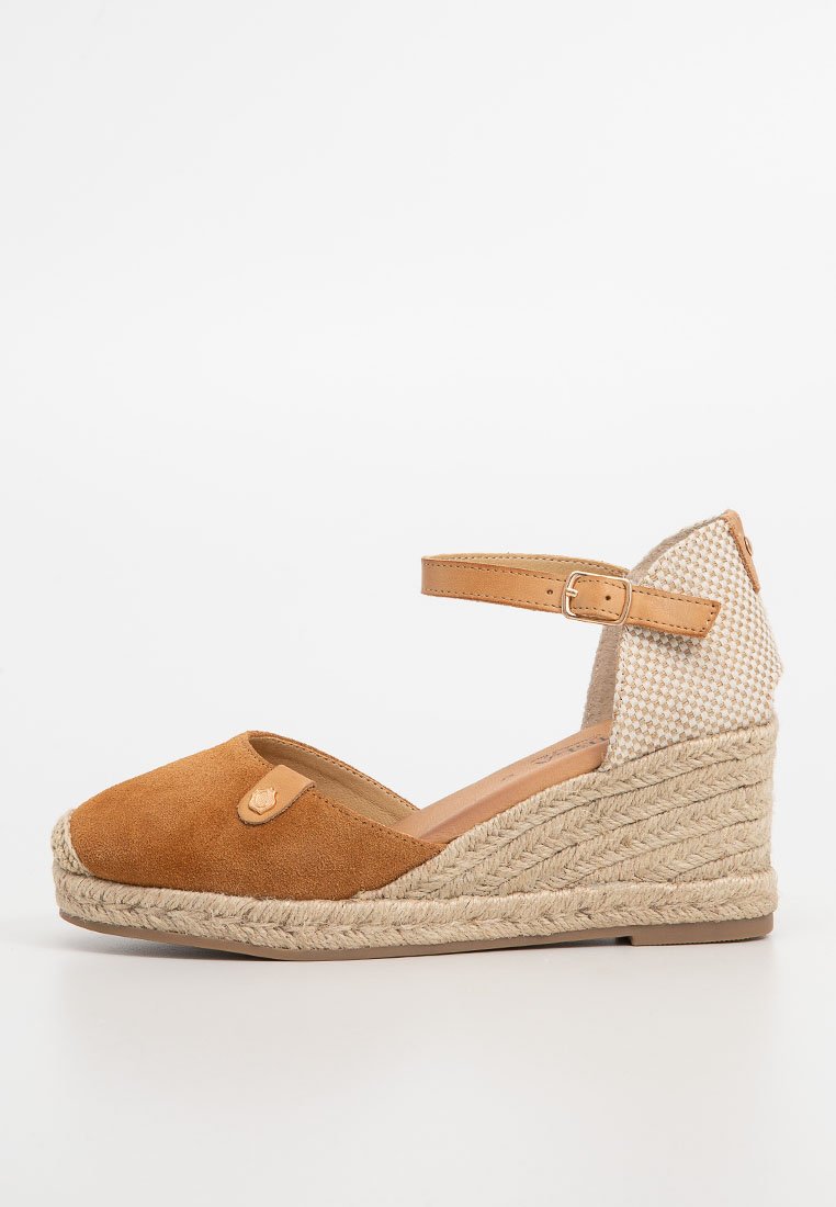 Carmela Sleehakken camel