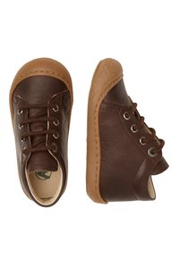 Hnědé kožené dětské boty s kulatou špičkou, šněrováním v přední části a světle hnědými gumovými podrážkami. Obsahují texturovanou špičku a prošívané detaily.