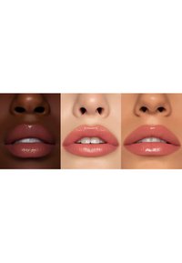 Drei Lippenpaare nebeneinander dargestellt: dunkelbraun, hellrosa und mittlerer Pfirsichton; glänzende Textur, definierte Form, glattes Aussehen.