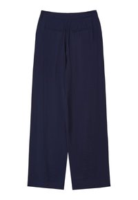 Pantaloni a gamba larga blu con una texture liscia, caratterizzati da una vita piatta e due tasche posteriori. Design semplice e minimalista.