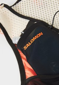 Salomon ACTIVE SKIN 4 WOMEN SET - Kuprinė su vandens rezervuaru - emerglow/black