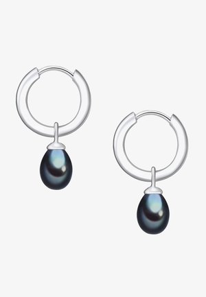 Pendientes de aro de plata con un colgante de perla negra. Los pendientes tienen un acabado suave y un diseño redondeado, que enfatiza una elegante sencillez.