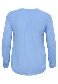 Helle blaue Langarmbluse mit rundem Halsausschnitt, Faltendetails auf der Rückseite und knöpfbaren Manschetten, aus einem weichen, strukturierten Stoff.