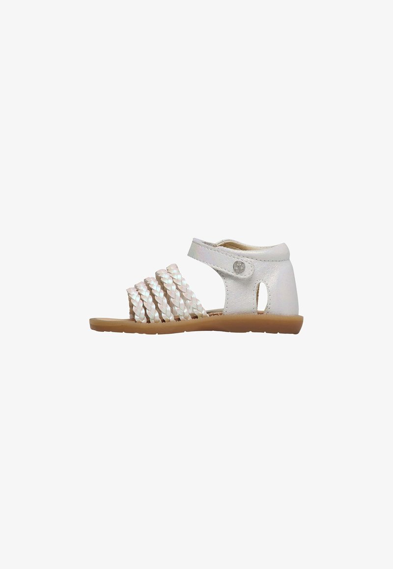 Sandale blanche avec des brides en textile tressé, fermeture Velcro et semelle en caoutchouc. Comprend un talon ouvert et un soutien de la voûte plantaire.