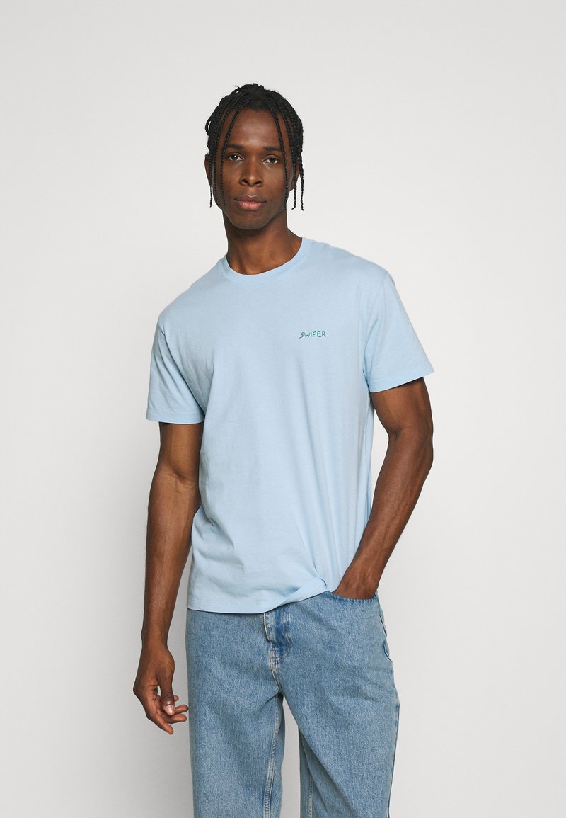 Herren Bekleidung | Maison Labiche TEE POPINCOURT SWIPER UNISEX T-Shirt basic pastel blue/hellblau - RE25765 Herren Bekleidung | Maison Labiche TEE POPINCOURT SWIPER UNISEX T-Shirt basic pastel blue/hellblau - RE25765