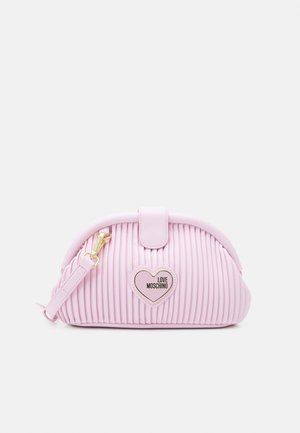 Jasnoróżowa plisowana torebka z odpinanym paskiem, naszywką w kształcie serca z napisem "Love Moschino" oraz magnetycznym zapięciem na klapę.