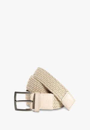 Beige gevlochten riem met een gestructureerd stoffen ontwerp, voorzien van een zilveren rechthoekige gesp en lederen accenten aan beide uiteinden.