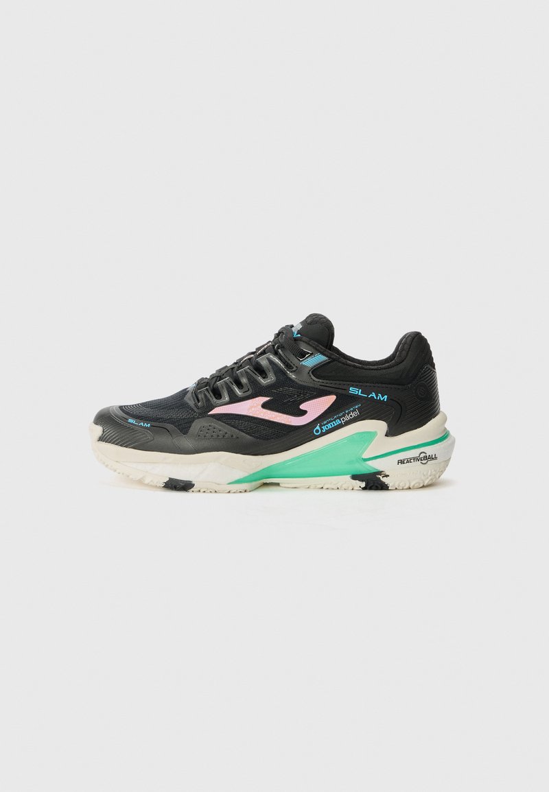 Scarpa sportiva nera con upper in mesh testurizzato, accenti rosa e blu, collo imbottito e intersuola verde. Presenta una suola in gomma.