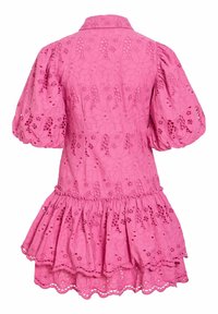 Robe rose en dentelle à œillets avec manches bouffantes, motifs floraux découpés, taille ajustée et ourlet à volants superposés, vue de dos.