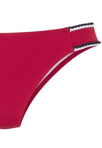 Roter Bikini-Unterteil aus glattem Stoff, mit niedriger Schnittführung und einem dekorativen Bündchen mit kontrastierenden weißen und schwarzen Akzenten.