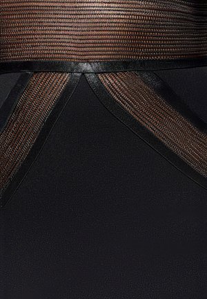 Czarna sukienka z teksturowanej brązowej tkaniny z gładkimi czarnymi akcentami, ozdobiona misternym przeszyciem i o strukturalnym kroju w talii.