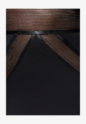 Czarna sukienka z teksturowanej brązowej tkaniny z gładkimi czarnymi akcentami, ozdobiona misternym przeszyciem i o strukturalnym kroju w talii.