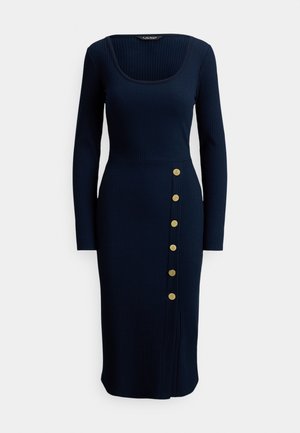 Vestido midi azul-marinho canelado com decote quadrado e mangas compridas, apresentando um detalhe lateral com seis botões dourados.