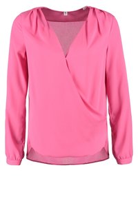 Blouse rose vif à manches longues avec un col en V portefeuille et de légers fronces aux coutures des épaules.
