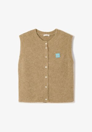 Bēšs adīts piedurkņu vestes tops ar apaļu izgriezumu, teksturētu virsmu, sešām pogām un gaiši zilu etiķeti kreisajā pusē.