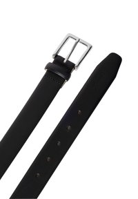 Schwarzer Leder Gürtel mit einer silbernen rechteckigen Schnalle. Verfügt über fünf Löcher zur Anpassung und hat eine glatte, matte Textur. Mit dezenten Nähten akzentuiert.