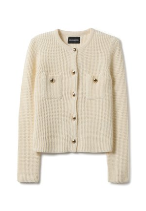 Cardigan lavorato a maglia color crema con maniche lunghe, scollo rotondo, sei bottoni dorati sul davanti e due tasche sul petto con chiusura a bottone.