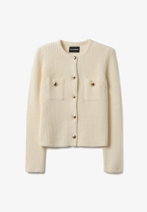 Cardigan lavorato a maglia color crema con maniche lunghe, scollo rotondo, sei bottoni dorati sul davanti e due tasche sul petto con chiusura a bottone.