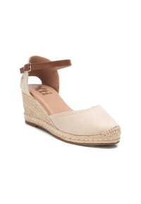 Alpargatas de cuña de gamuza beige con correa marrón en el tobillo, detalles de yute trenzado y punta redondeada, que presentan un acento de tela texturizada en la correa.