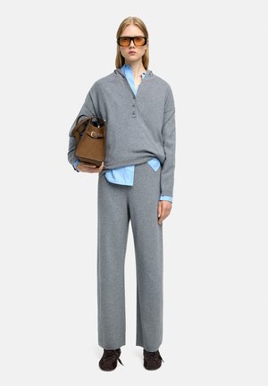 - Sweter