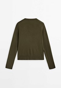 Pull vert olive à manches longues et col rond, en tissu tricot uni, poignets et ourlet côtelés, présenté à plat côté dos.