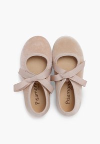 Ballerines en velours beige doux, avec des bouts ronds et une ouverture élastiquée. Des liens en ruban beige décoratifs complètent le design.