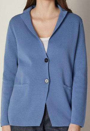 Cardigan lavorato a maglia di colore azzurro chiaro con colletto a la, chiusura a singolo bottone, due tasche e tessuto lavorato.