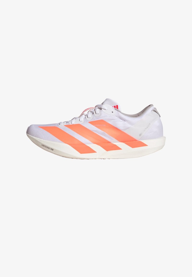 Biele športové topánky s oranžovými pruhmi, ľahký sieťovaný zvršok, zaoblená špička, plochá podrážka a minimálne značenie na päte.