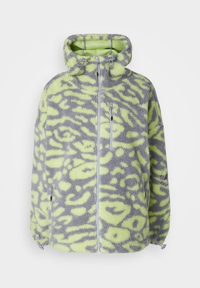 Casaco de fleece com padrão de leopardo cinza e limão, com fecho éclair à frente, gola alta e bainhas ajustáveis. Textura suave e formato oversized.