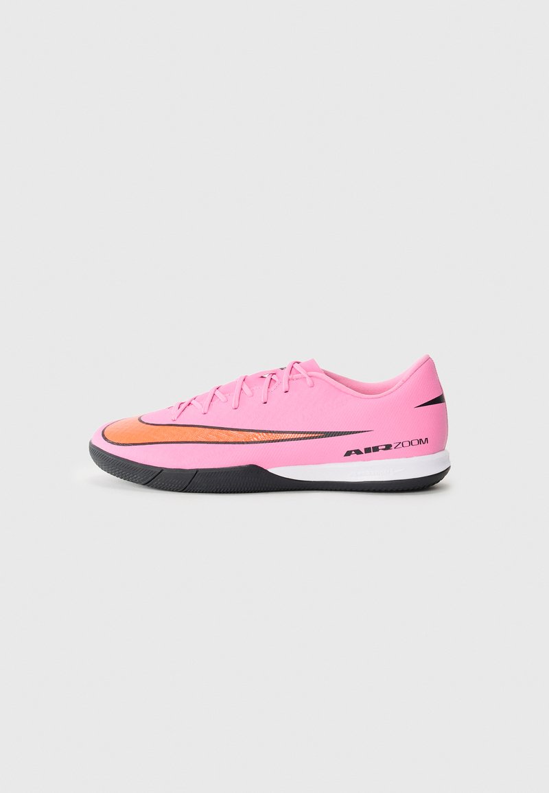 Chaussure de sport rose avec une accent orange, design léger, tige texturée, semelle noire et marque "AIR ZOOM" sur le côté.