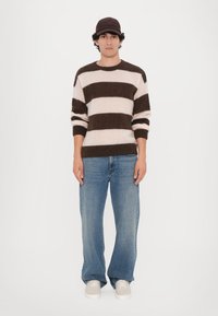 CLOSED STRIPE CREW NECK JUMPER - Strickpullover - espresso brown