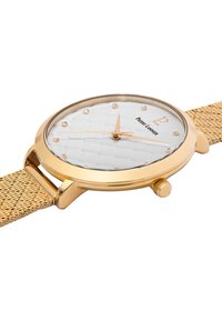 Reloj con tono dorado, con un dial blanco texturizado, marcadores de horas de cristal y una correa de malla metálica. Sus características incluyen una caja redonda y una corona.