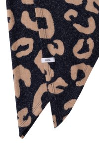 Læderskiltet har leopardmønster i marineblå og beige. Fremstillet af blødt stof med en struktureret overflade. Har et mærke med teksten "CECI." Trekantet form med spidse ender.