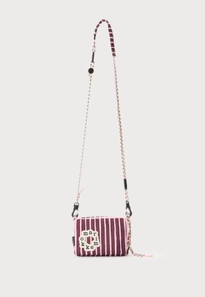 Petit sac bandoulière rectangulaire avec des rayures verticales roses et violettes, bandoulière ajustable en corde et patch circulaire avec le texte "marimekko."