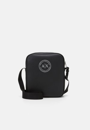 Zwarte rechthoekige crossbodytas met verstelbare riem en rond Armani Exchange-logo op de voorkant.