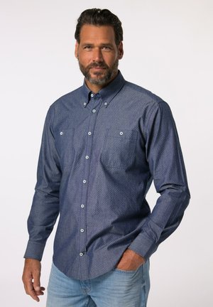Camisa de botón de color azul oscuro con un patrón geométrico, dos bolsillos en el pecho y mangas largas. Hecha de una tela ligera con una textura suave.