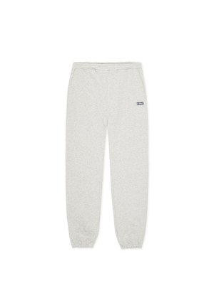 Pantalones deportivos gris claro con cintura y puños elásticos, que cuentan con bolsillos laterales y una pequeña etiqueta con logo azul en el muslo izquierdo.