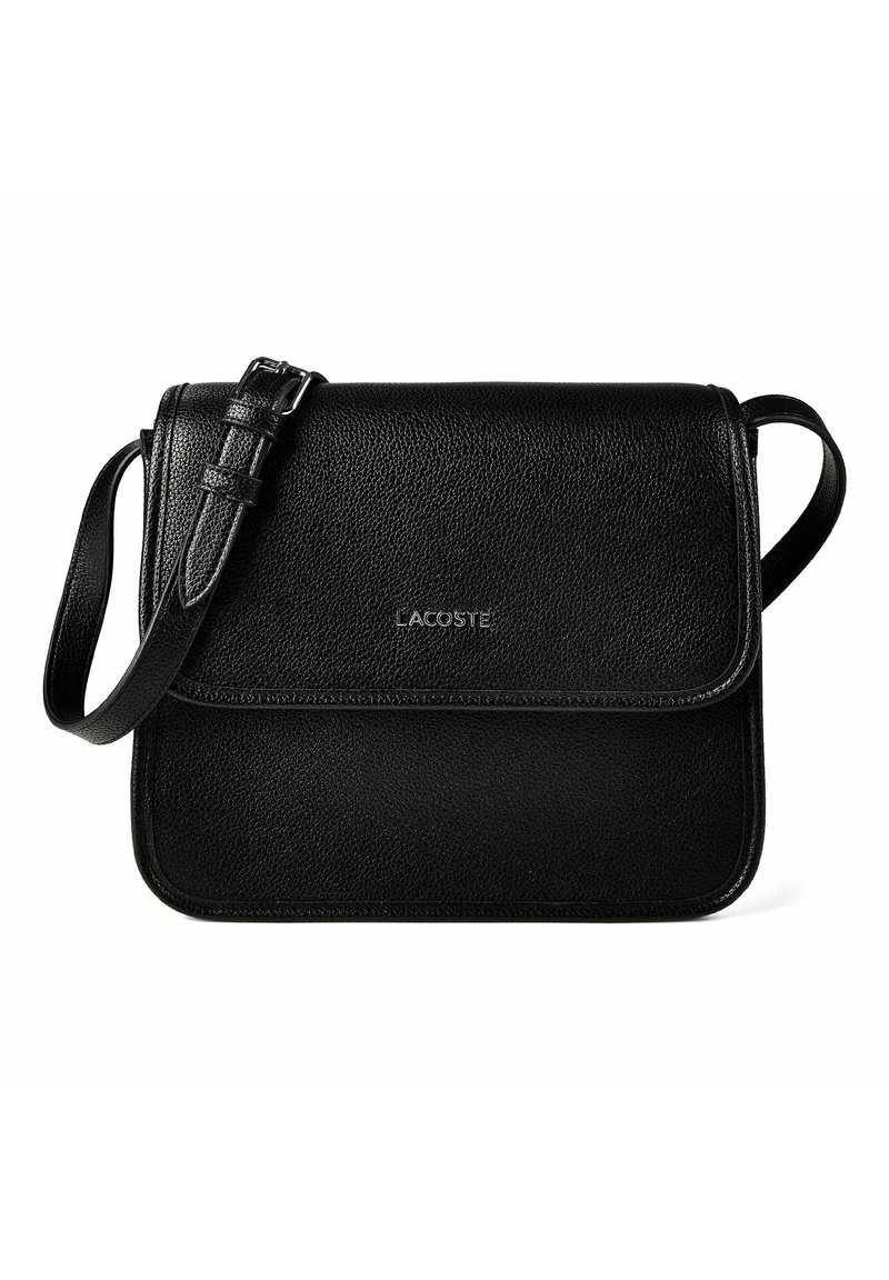 Sac bandoulière en cuir noir texturé avec sangle ajustable et fermeture à rabat, présentant un petit logo Lacoste argenté au centre avant.