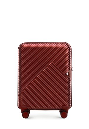 Valigia rigida con un motivo a coste di un rosso scuro lucido, caratterizzata da un design geometrico su un lato e quattro ruote per una facile mobilità.