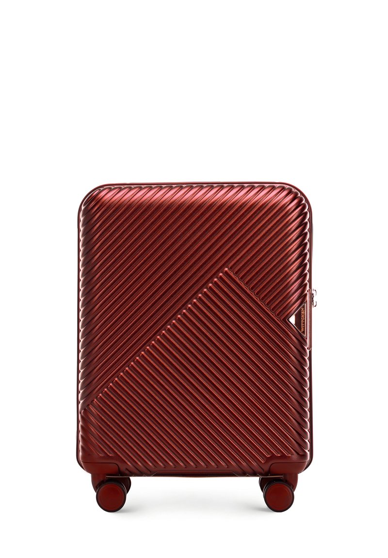 Valigia rigida con un motivo a coste di un rosso scuro lucido, caratterizzata da un design geometrico su un lato e quattro ruote per una facile mobilità.