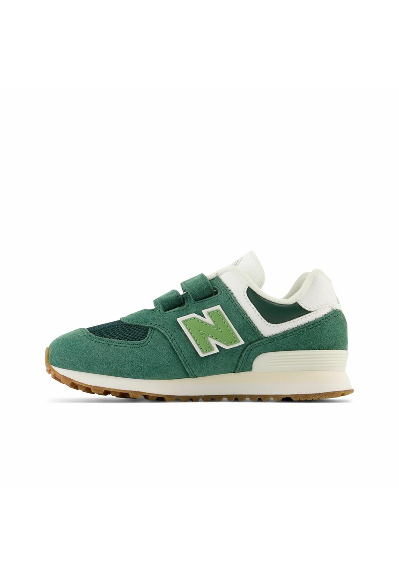 Baskets en daim vert avec des accents en maille, des détails blancs et un logo "N" prononcé. La semelle en gomme offre un contraste et une texture. Bride Velcro.