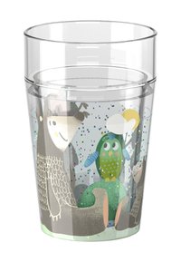 Durchsichtiger Plastikbecher mit einem verspielten Design von Tieren, darunter ein Bär und eine Eule, vor einem bunten, gesprenkelten Hintergrund.