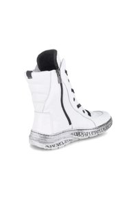 Witte hoge sneakers met een gestructureerde bovenkant, zwarte veters, een zijrits en een metallic zilveren zool.
