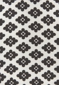 Juoda ir balta medžiaga su pakartotiniu gėlių raštu, turinti tekstūruotą paviršių ir šachmatinius akcentus gėlėse.
