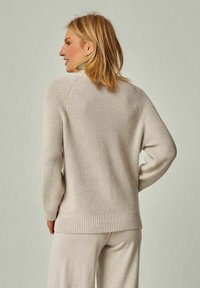 YOU LOOK PERFECT EVE - MERINO KNIT SWEATER WITH STAND-UP COLLAR - Strickpullover - beige